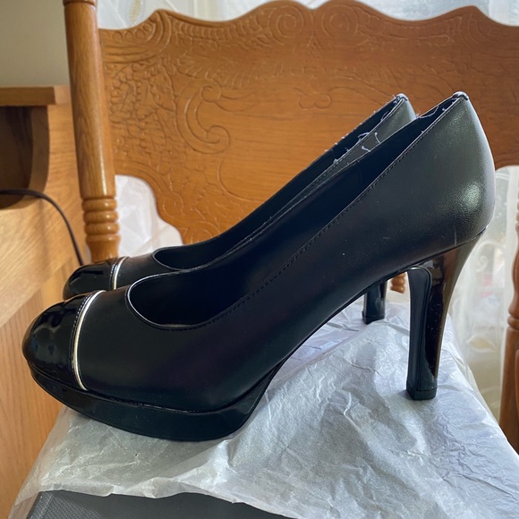 Tahari 3 1/2 inch heels in black size 7 1/2 medium. Letter upper. - Picture 8 of 8